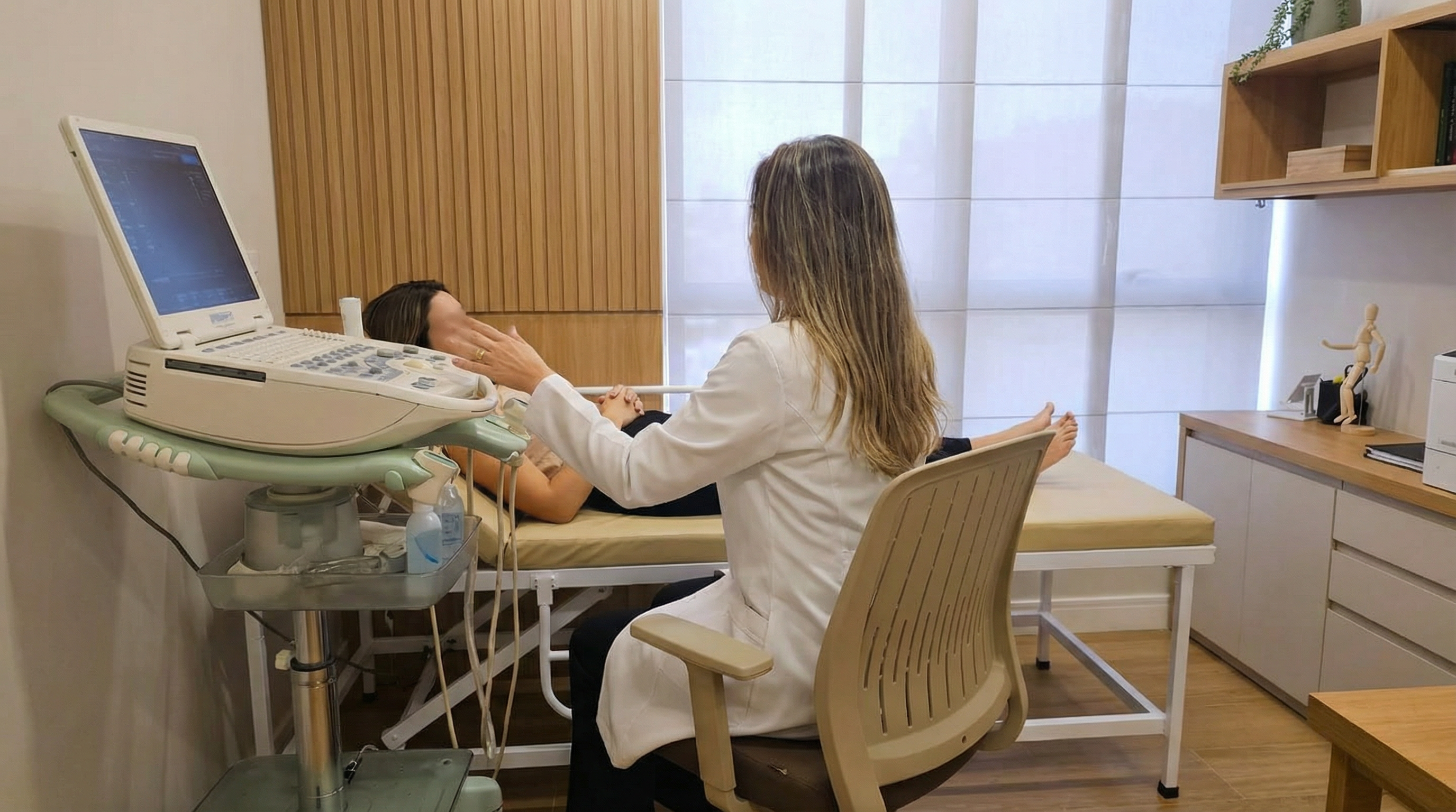 Médica realizando ultrassom